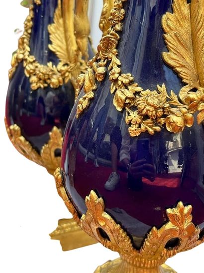 null 
Paire de vases en porcelaine de Sèvres ? montés en bronze doré sur piédouche....