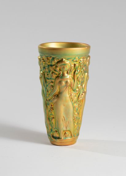 null 
Vilmos ZSOLNAY (1828-1900)




Vase conique en faïence émaillé vert irisé à...