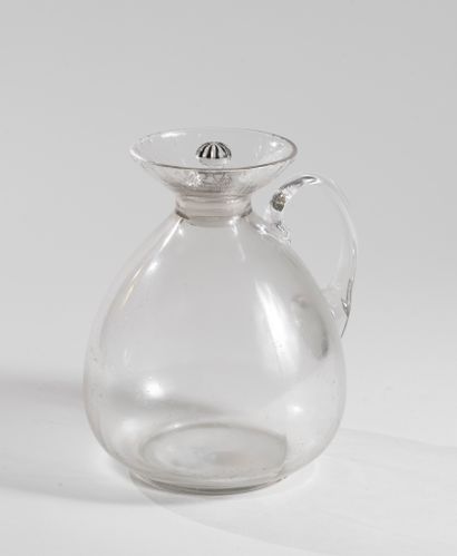 null René LALIQUE (1860-1945)

Carafe en verre ovoide, le col en forme de coupelle...