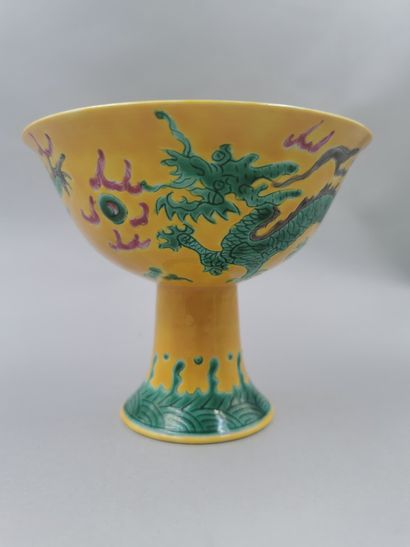 null Deux coupelles en porcelaine : l'une verte et jaune à décor de dragons, l'autre...