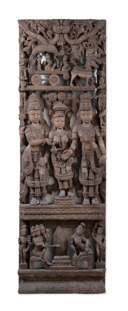 null 
Porte de temple en bois représentant des divinités. 

180 x 70 cm
