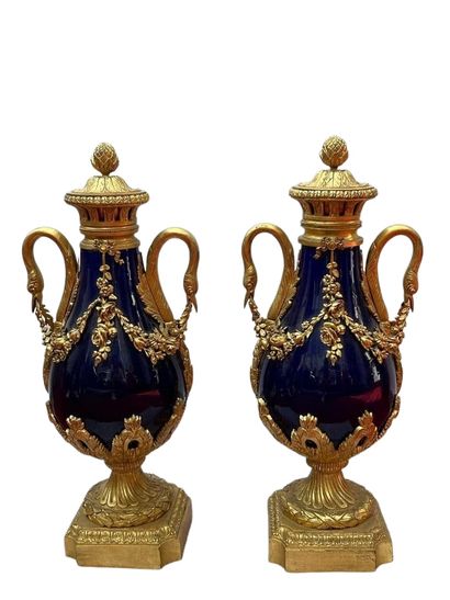  Paire de vases en porcelaine de Sèvres ?...