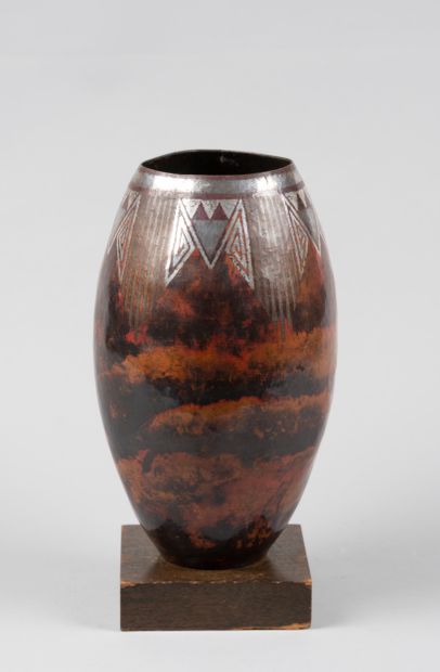 null Claudius LINOSSIER (1893-1953) 

	Grand vase ovoïde en dinanderie en cuivre...