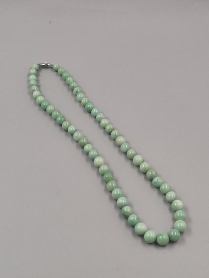 Collier en perles de jade. 
Long.: 50cm;...