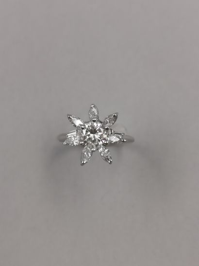 null Bague étoile en or gris 18k ornée d'un diamant taille brillant de 0,60cts environ...