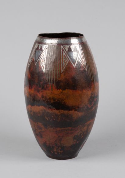 null Claudius LINOSSIER (1893-1953) 

	Grand vase ovoïde en dinanderie en cuivre...