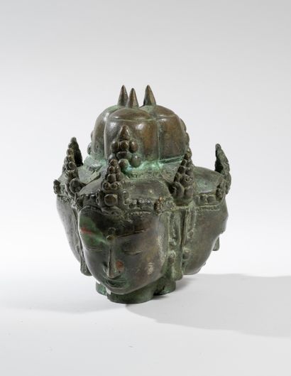 null 
THAILANDE

Triple tête de divinité, Bouddha 

Epreuve en bronze à patine verte.

XVIIIè...