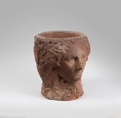  Urne en argile rouge cuite à décor de Janus sculpté en ronde bosse dans le style...