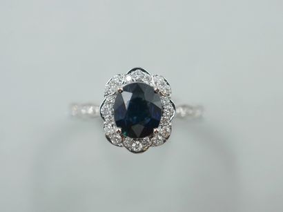 null 18k white gold Pompadour ring set with a 1.06cts oval unheated natural sapphire...