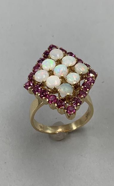 null 14k yellow gold ring, diamond-shaped bezel paved with cabochon opals in a ruby...