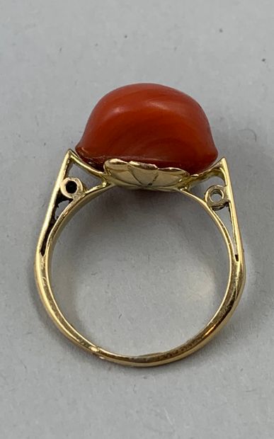 null Yellow gold ring 18k decorated with a coral cabochon. 

PB : 5,30gr. TDD : ...