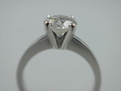null Solitaire ring in 18k white gold set with a brilliant-cut diamond of 1,51cts...
