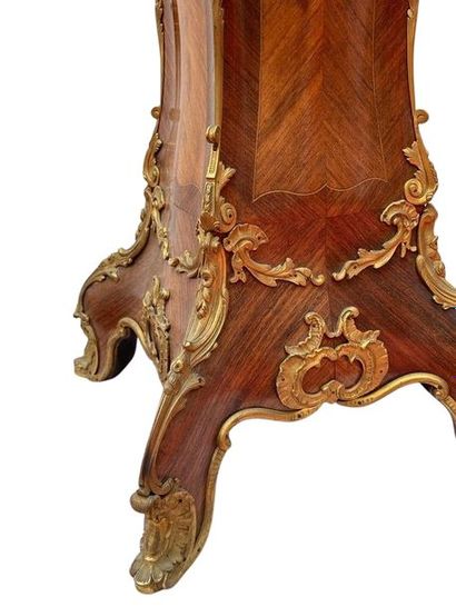 null Attributed to François LINKE (1855-1946)

Arched sheath in marquetry veneer...