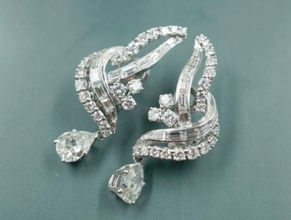 null Pair of 18k white gold earrings set with baguette and brilliant-cut diamonds...