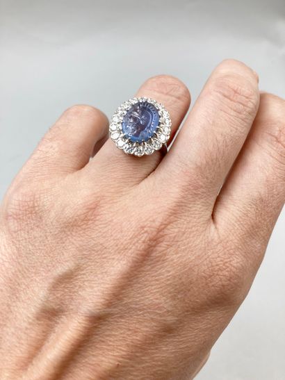 null 18k white gold Pompadour ring set with a natural Ceylon sapphire engraved with...