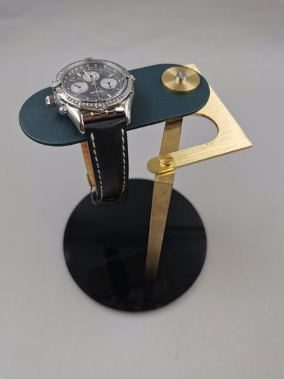 null MORIN DUBREUIL, modèle MD n°1

Support de montre en laiton, cuir vert et verre...