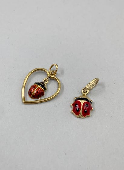null Lot of two 18k yellow gold and enamel ladybug charms. PB : 1,40gr.