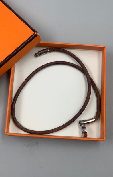 null HERMES Paris

Necklace in natural leather and palladium-plated metal. With Hermes...