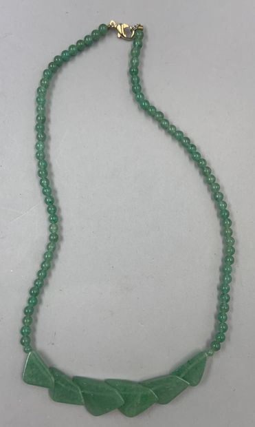 null Lot :

- Corded necklace decorated with flower and jadeite balls, Indian work....