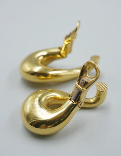 null FRED. 

Earrings in 18k yellow gold. 

Signed and numbered.

Length : 3,5 cm....