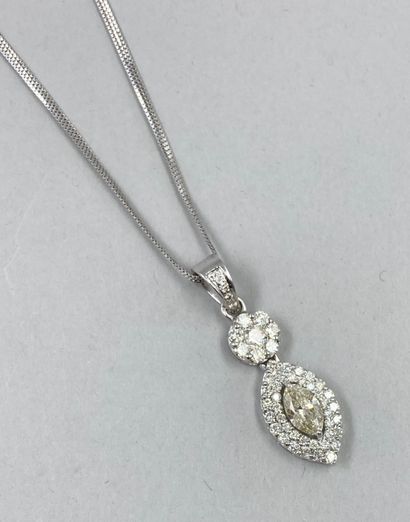 null Flat link chain and its pendant in 18k white gold, composed of falling patterns...