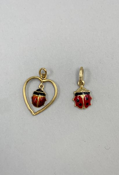 null Lot of two 18k yellow gold and enamel ladybug charms. PB : 1,40gr.