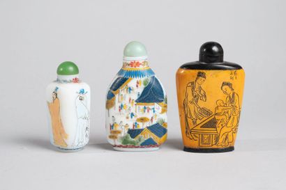 null CHINA, 20th century

Set of three porcelain snuffboxes with stoppers, decorated...