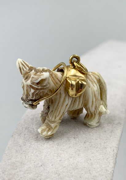 null Pendentif breloques en or jaune 18k représentant un petit âne en corne sculptée,...