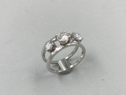 null Bague trilogie en or blanc 18k surmontée de trois diamants posés sur un anneau...