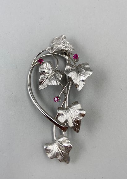 null Brooch vine leaf in 18k white gold decorated with three rubies.

Length: 6cm....