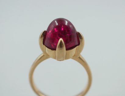 null Ring in 18k yellow gold with a cabochon ruby.

PB : 7,10gr. TDD : 53.