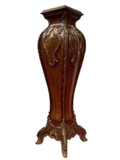 null Attributed to François LINKE (1855-1946)

Arched sheath in marquetry veneer...