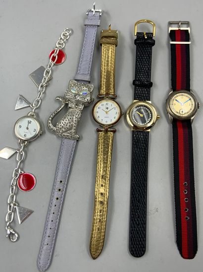 null Lot de cinq montres fantaisie à quartz dont deux de marque LIP, l'une en forme...