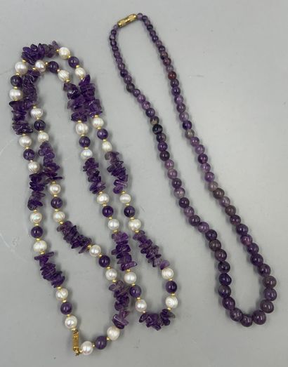 null Lot : 

- Necklace of amethyst beads in fall 

- Amethysts and white pearls...