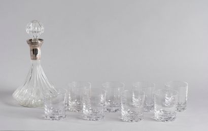 null 
Lot comprenant:



- Trois carafes en verre

- 8 verres à whisky en cristal...