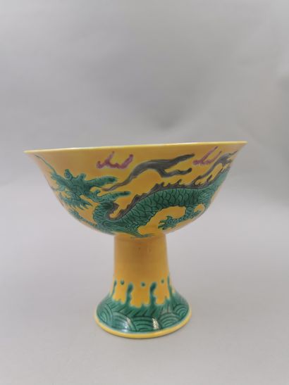 null Deux coupelles en porcelaine : l'une verte et jaune à décor de dragons, l'autre...
