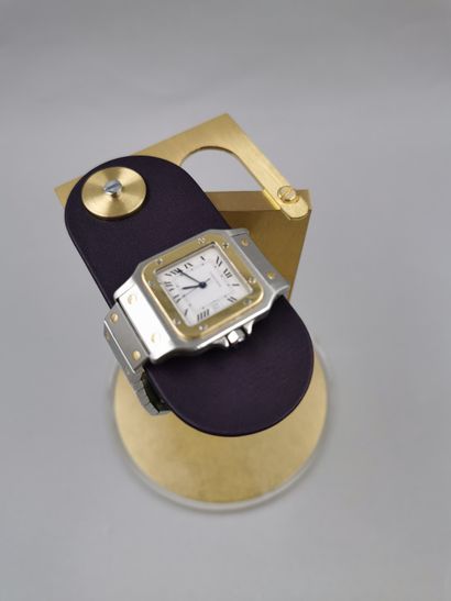 null MORIN DUBREUIL, modèle MD n°1

Support de montre en laiton, cuir violet et verre...