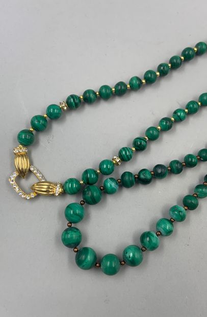 null Lot : 

- Long necklace of falling malachite balls. Length: 65cm. 

- Necklace...