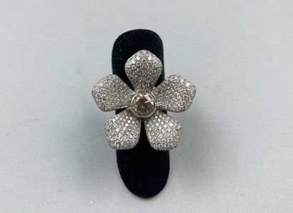 null Flower ring in 18k white gold with five petals paved with diamonds for a total...