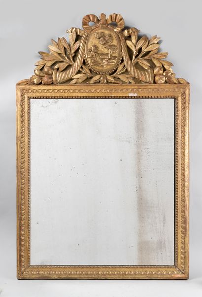 null Gilded carved wood glass decorated with friezes of pearls and stripes of hearts....