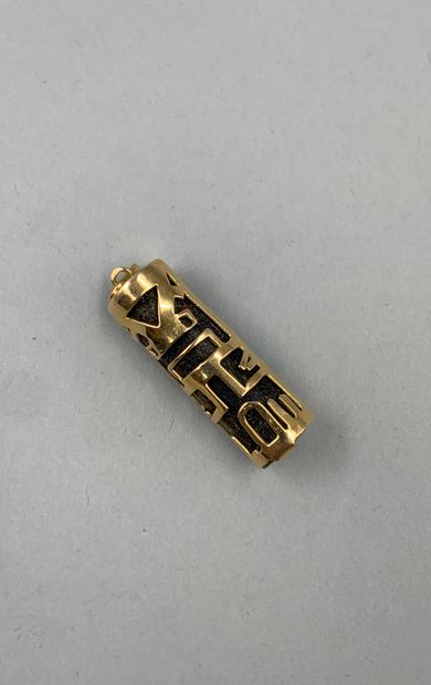 null 
Cylindrical pendant in 18k yellow gold with tribal (Tiki) and horn. 




Length:...