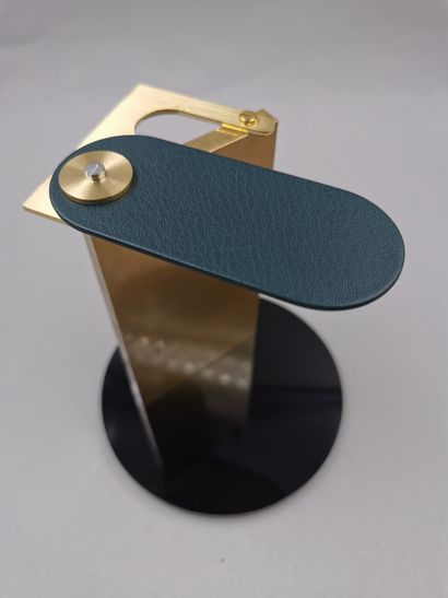 null MORIN DUBREUIL, model MD n°1

Watch stand in brass, green leather and acrylic...