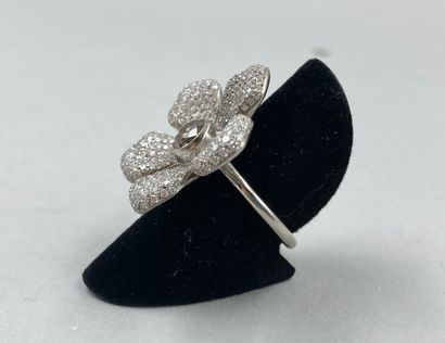null Flower ring in 18k white gold with five petals paved with diamonds for a total...