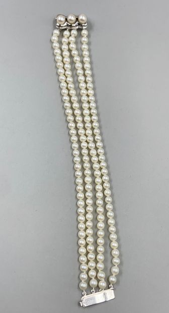 null Bracelet 4 lines of cultured pearls from 4 to 6 mm in diameter. Ratchet clasp...