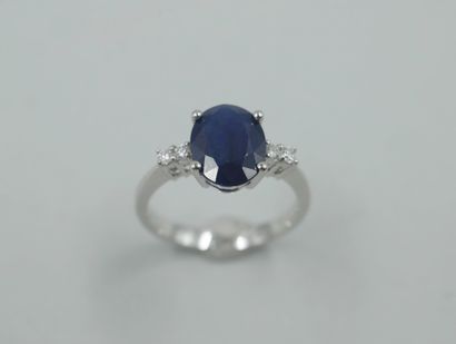 null 18k white gold ring with an oval sapphire of 2.50cts and two small diamonds...