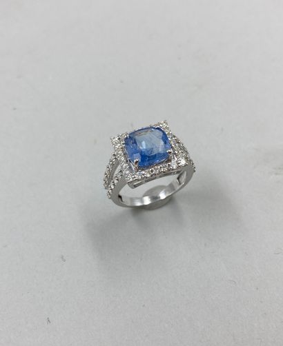 null 18k white gold ring, the square-shaped bezel centered on a sapphire of about...
