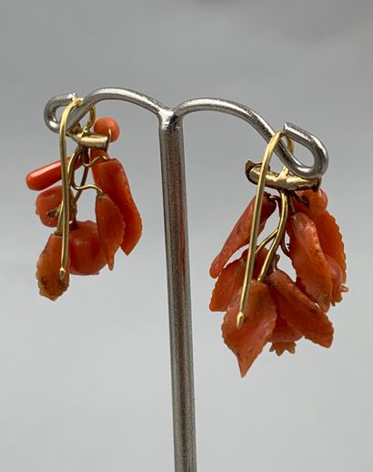 null A pair of 18k yellow gold earrings with carved and engraved coral leaves and...
