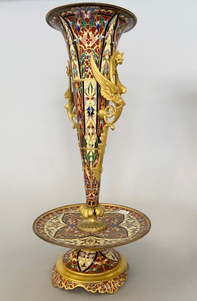null Paire de vases cornet en bronze cloisonné sur piédouche à décor de fleur polychromes...