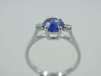 null 18k white gold ring set with a round sapphire of 1.87cts and two diamonds. 

PB...