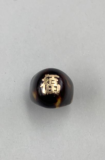 null Dome ring in tortoiseshell decorated with a Chinese ideogram in gold low title....